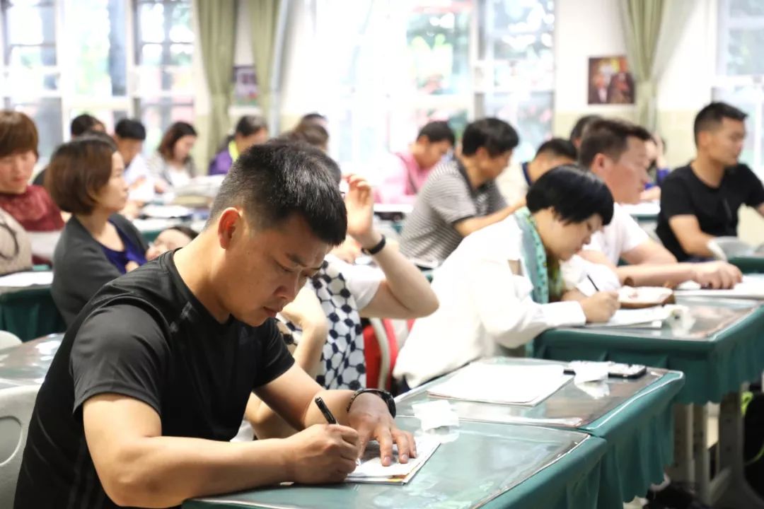 家长走进课堂上体育课,家长进入教室听老师的课