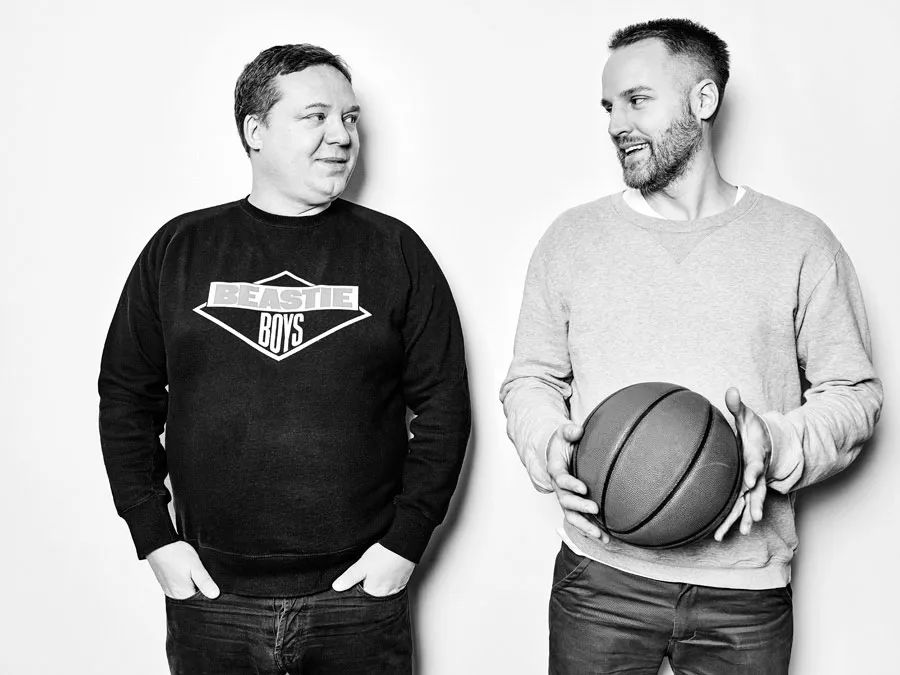 百褶裙搭配老爹凉鞋,秋冬新款时尚拼接百褶裙