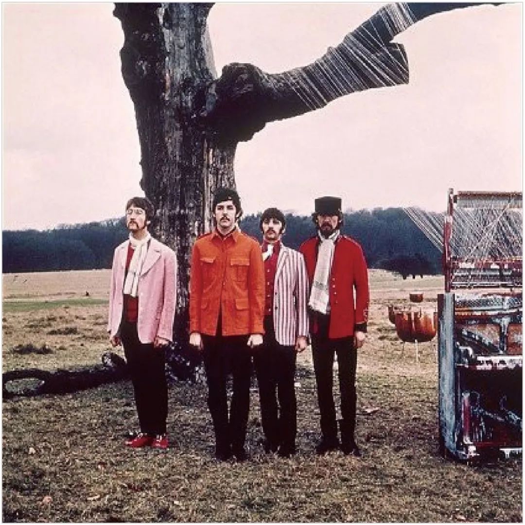 百褶裙搭配老爹凉鞋,秋冬新款时尚拼接百褶裙