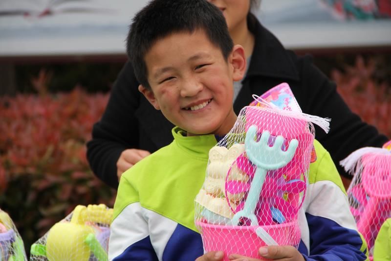 特殊儿童公益爱心捐赠,传递爱心凡人善举