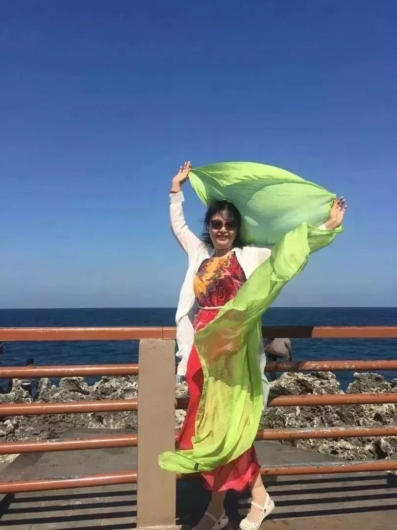 中国大妈旅游拍照标准动作视频,中国大妈拍照十大姿势