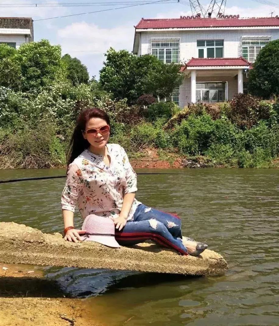 中国大妈旅游拍照标准动作视频,中国大妈拍照十大姿势