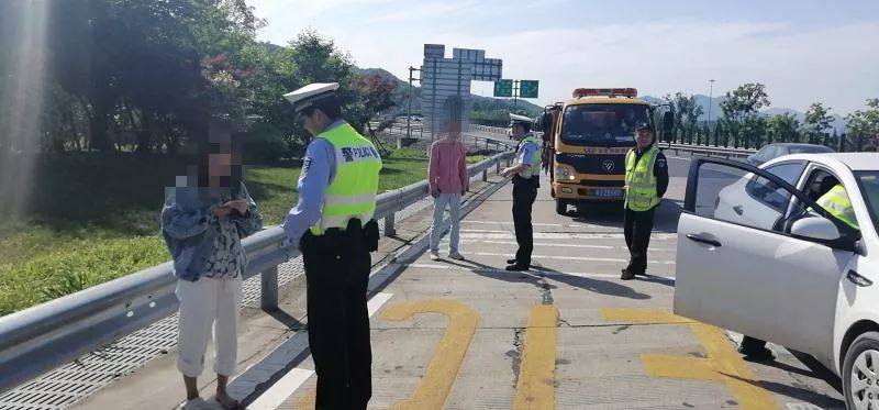 一男子高速上劫持未成年人,浙江温州醉酒男子当街拉扯女孩