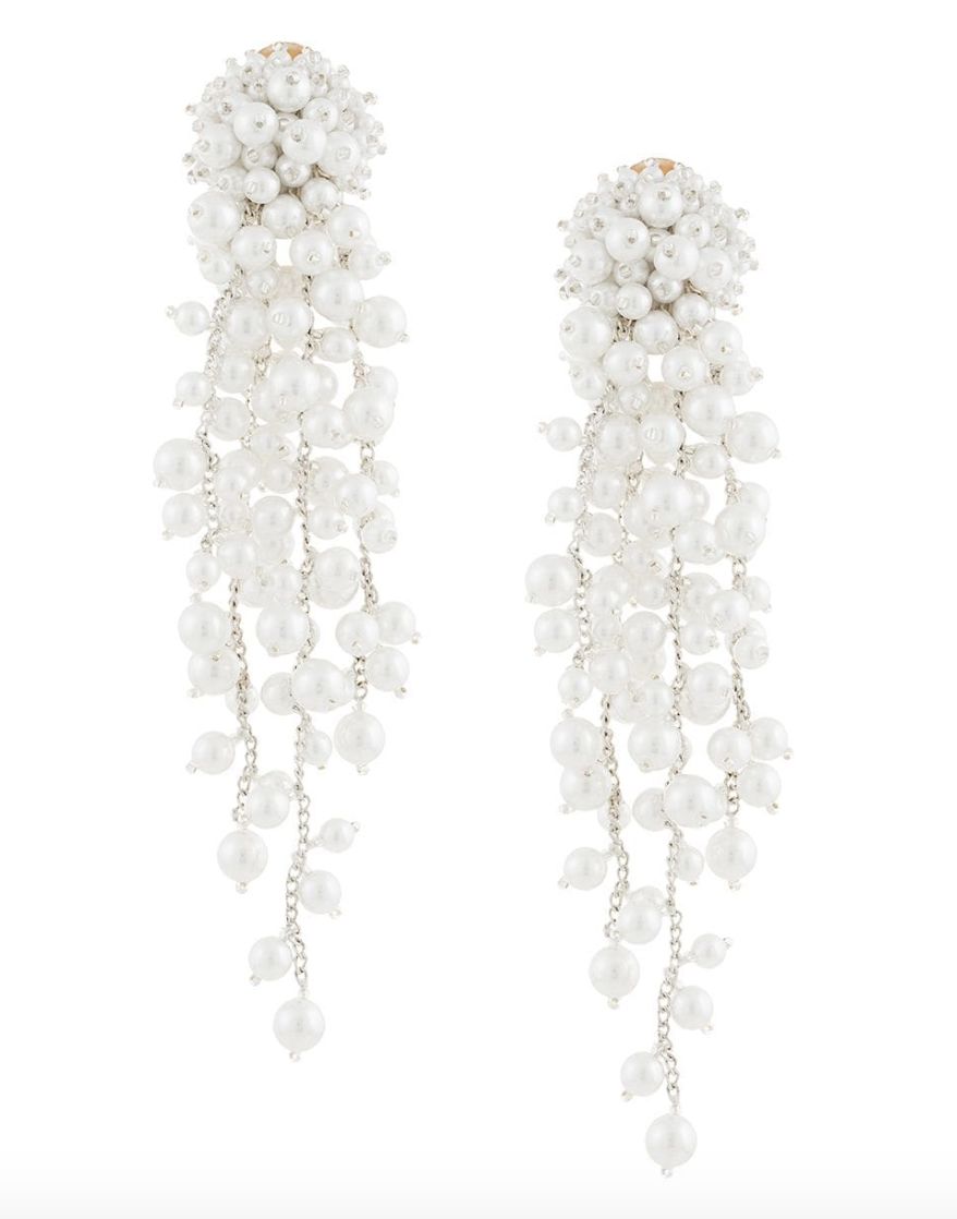 都在看MetGala的群魔乱舞，我却被哈卷的珍珠耳环给吸走！