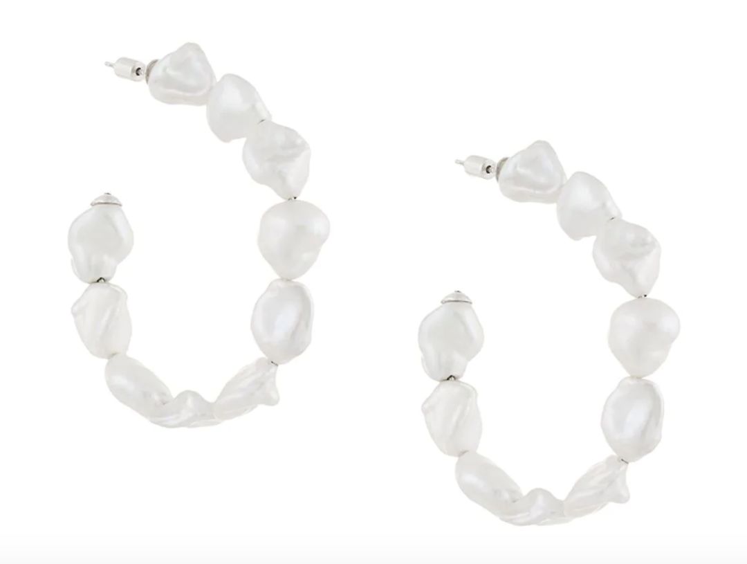 都在看MetGala的群魔乱舞，我却被哈卷的珍珠耳环给吸走！