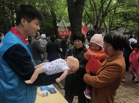 大学生参与“爱心认购”和平街街道助力“精准惠老”