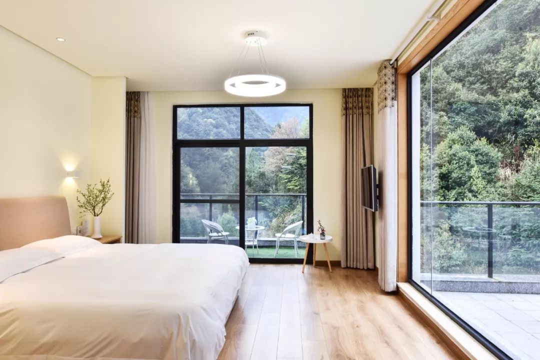 不必去芬兰了，杭州高铁1h就藏着一万颗星星的玻璃屋，过2天山野生活正好！