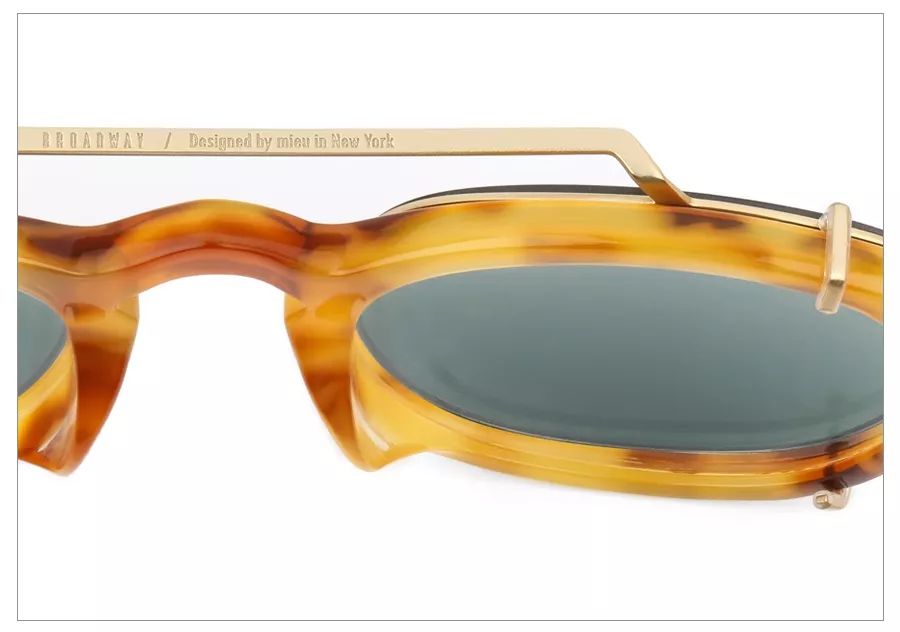 “诶？我的眼镜儿呢？”