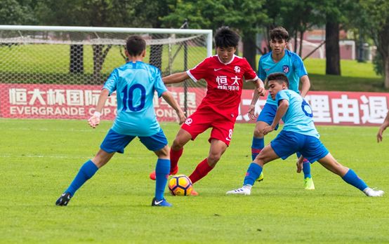 恒大足校小将破茧成蝶,恒大足校小将获高度认可