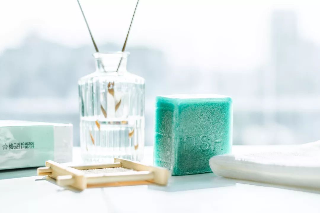 皮肤清洁出黑色的东西,皮肤挤出白色膏状很臭怎么办