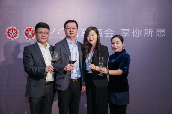 新锐设计师YOYO携UR定制品牌与北大博雅达成战略合作