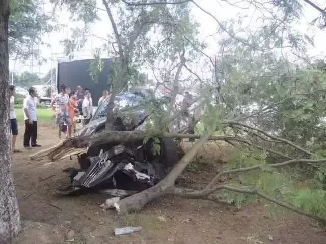 轿车失控撞飞多人,可怕小轿车突然失控撞飞路边行人