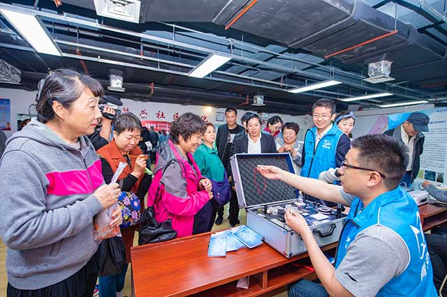 游客花了2000买的景区,景区买的水晶是真的吗