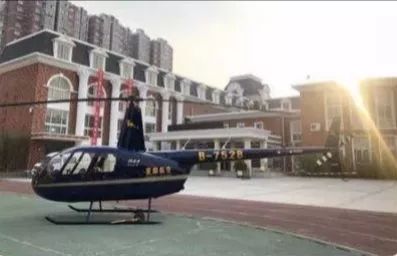 家长硬核开豪车送学生上学,把直升机开进学校