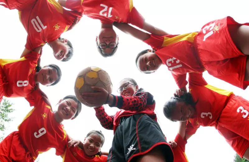 篮球场上踢足球，数学老师当教练，青川这支球队却获得了亚军！