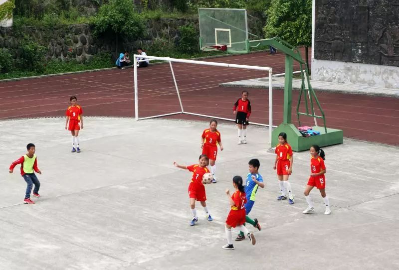 篮球场上踢足球，数学老师当教练，青川这支球队却获得了亚军！