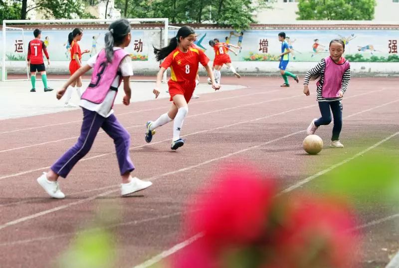 篮球场上踢足球，数学老师当教练，青川这支球队却获得了亚军！