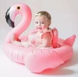 宝宝海边玩沙玩水,带娃最轻松方式莫过于挖沙