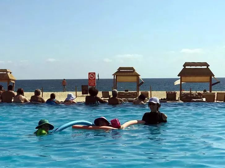 宝宝海边玩沙玩水,带娃最轻松方式莫过于挖沙