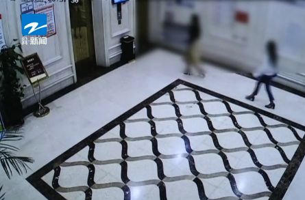 男子挣钱心切，网络上做招嫖“生意”，还把女朋友拉下了水