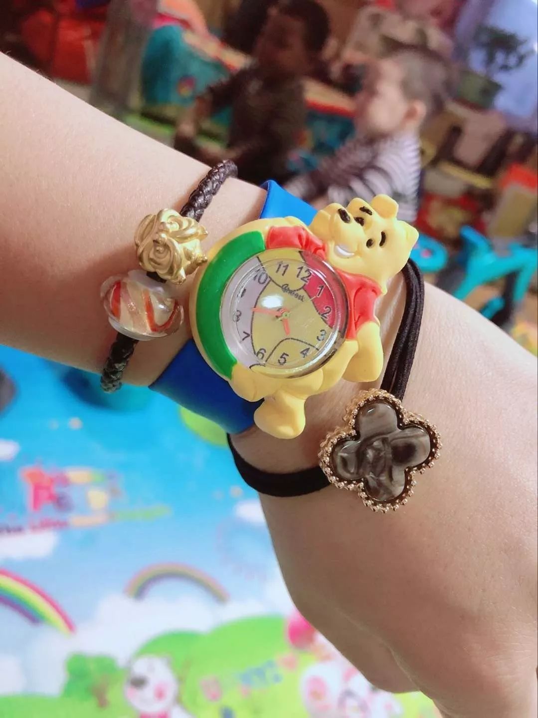 拎箱包的女人,女士买奢侈品包包还是买名表