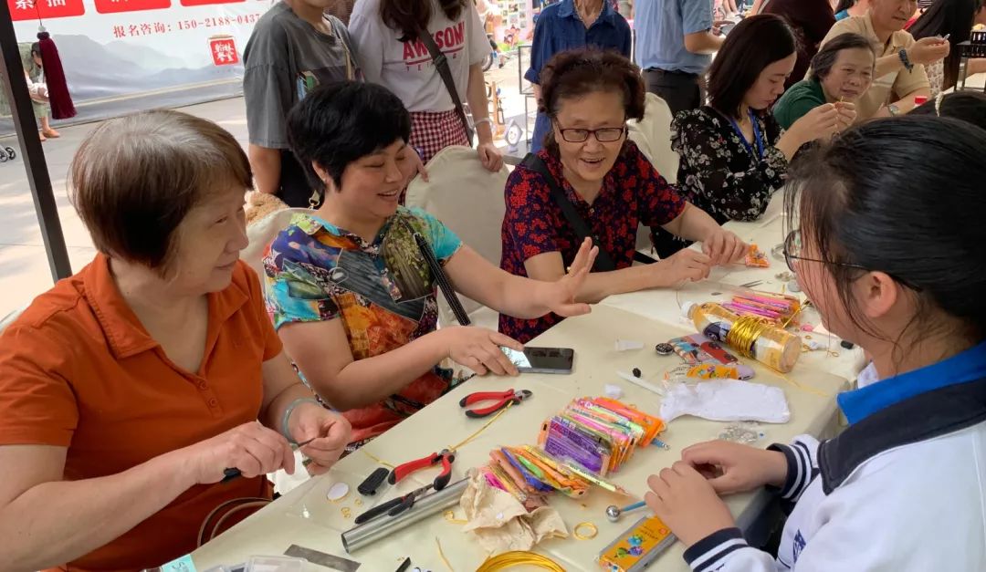 把课堂搬进剧场趣味演绎知识,把课堂搬进山野林间