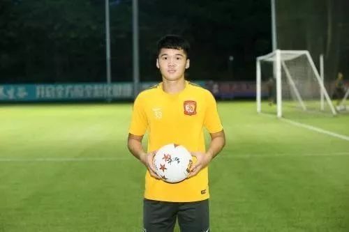 众志成城拼下关键一胜广州恒大晋级亚冠16强卡帅上演执教恒大代表作球员肩挑球队责任让人动容