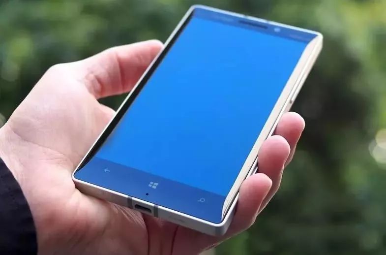 手机充电冒烟发烫,手机一晚上没关发烫到爆炸