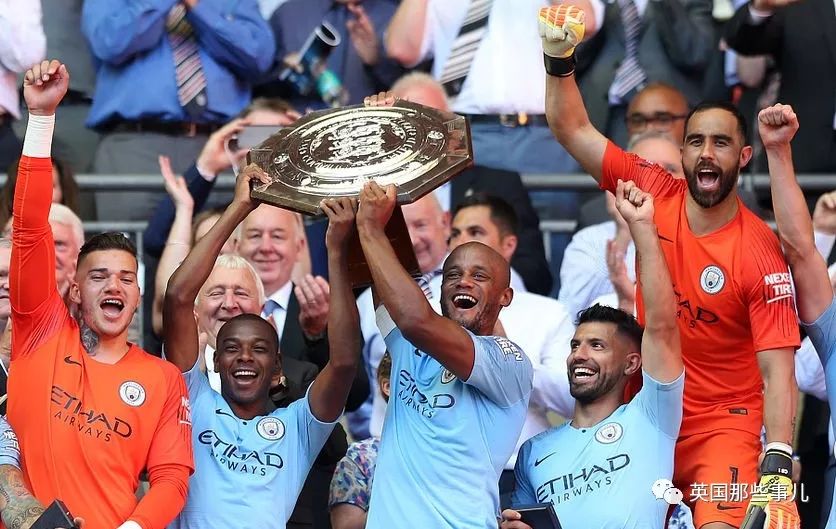 「vlog」登上球队大巴，被几万球迷包围，曼城四冠王夺冠巡游简直不能更嗨！