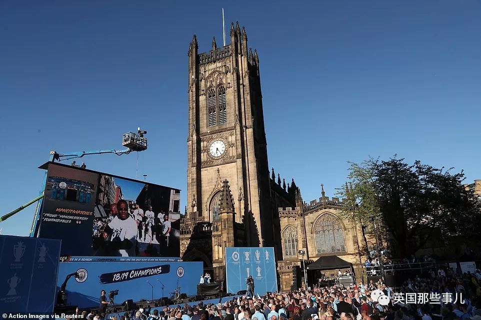 「vlog」登上球队大巴，被几万球迷包围，曼城四冠王夺冠巡游简直不能更嗨！