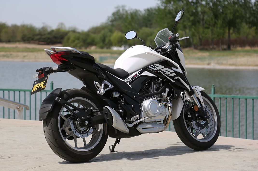 车评：24780元起，表现均衡易上手的双缸街车——KP350