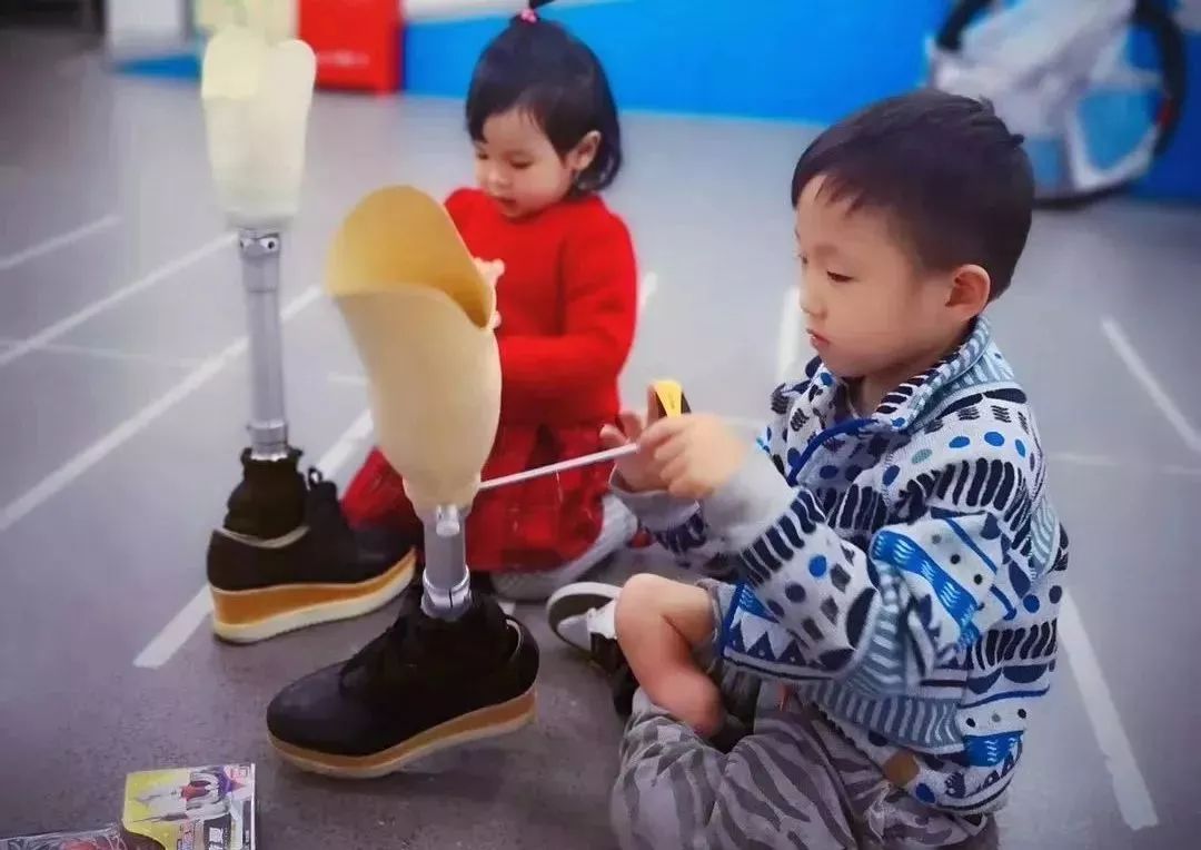 她地震中失去双腿,她在汶川地震失去双腿及女儿