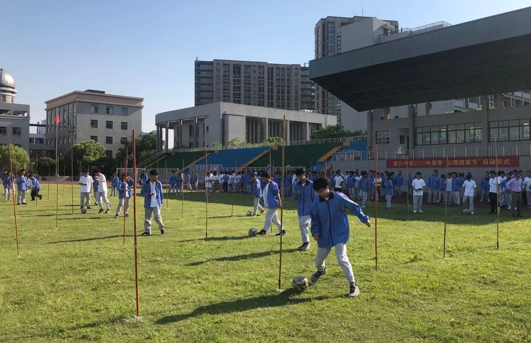 足球绕杆比赛,足球绕杆体育录像课