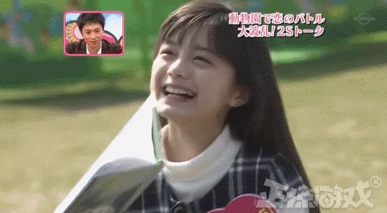 正惊GIF囧图：史上最硬核的学霸，女装大佬是怎么坐地铁的？