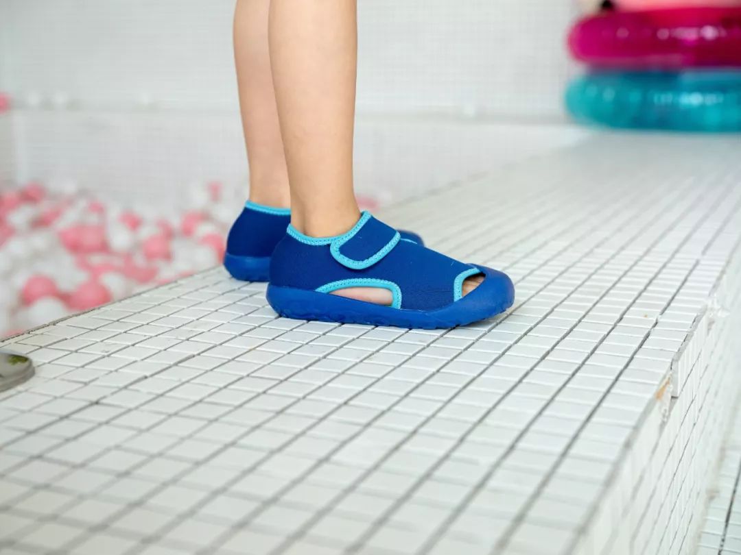 不烧脚又好看的运动风凉鞋推荐,小蓝羊凉鞋男测评
