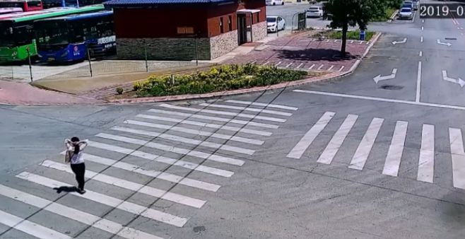 女子街头遭陌生男子尾随,女子走在路上一男子突然冲过来