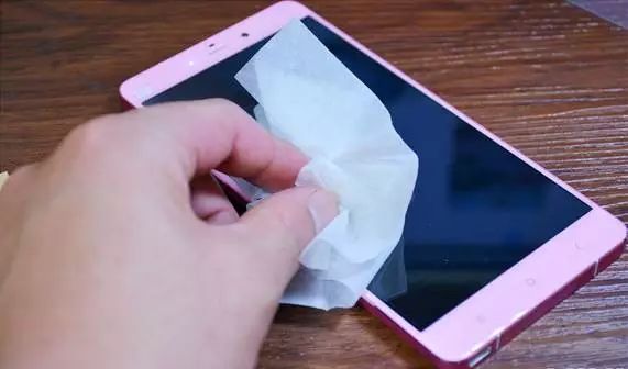 花露水不小心喷到手机上怎么办,把花露水喷在身上的视频