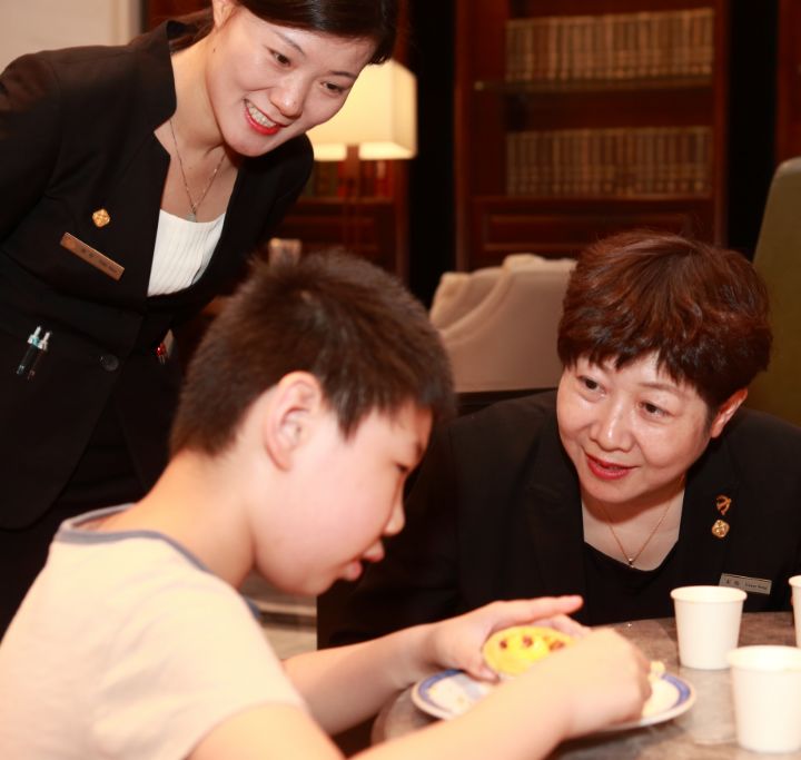 点亮一盏灯爱心再传承｜确认过眼神，这样的酒店才值得遇见