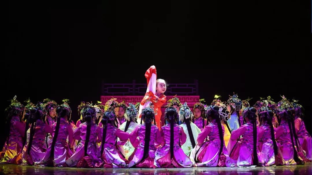 高清大图：“蓝天娃”精彩演绎《同在蓝天下》，向全国小朋友献礼