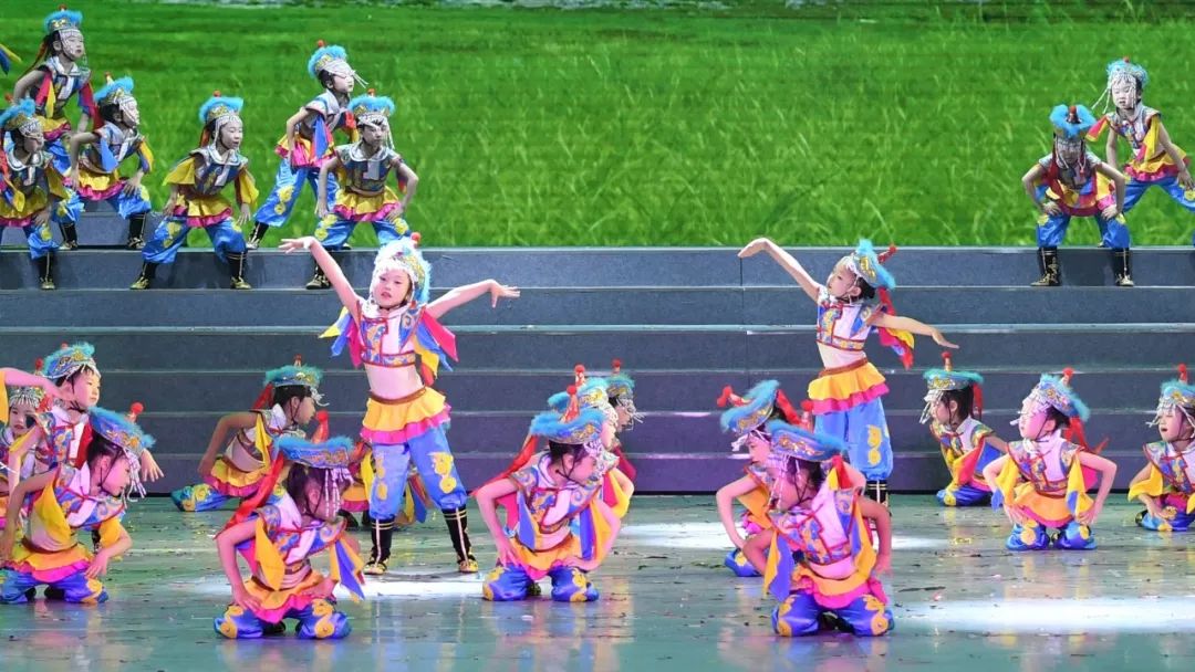 高清大图：“蓝天娃”精彩演绎《同在蓝天下》，向全国小朋友献礼