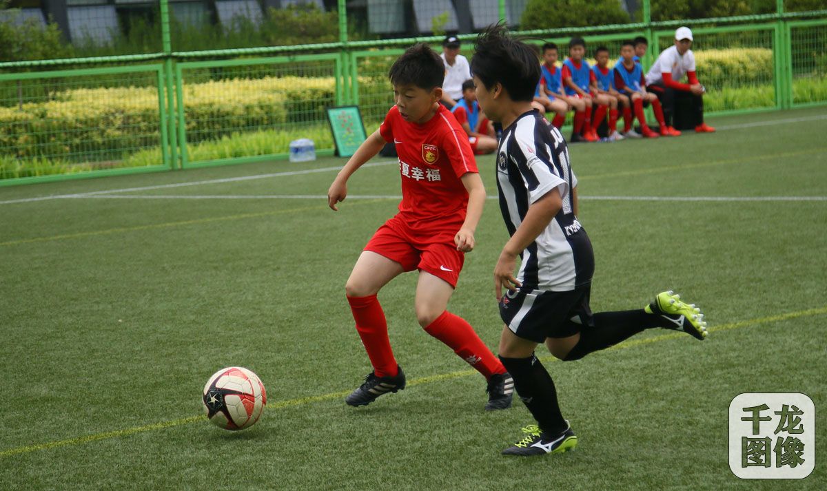 2019中韩足球少年绿茵场上过六一高鑫青训基地切磋球技比高低