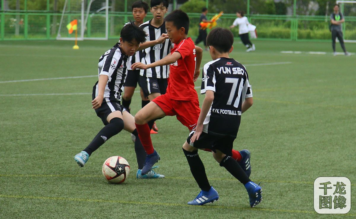 2019中韩足球少年绿茵场上过六一高鑫青训基地切磋球技比高低