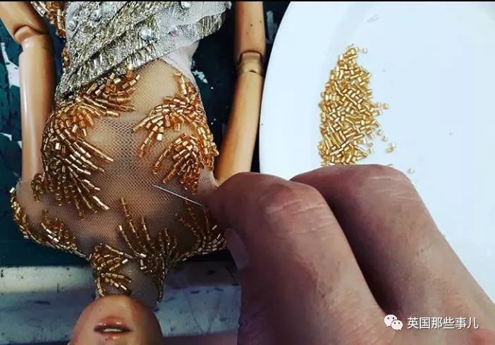 用布料给洋娃娃做衣服,手工高定时装