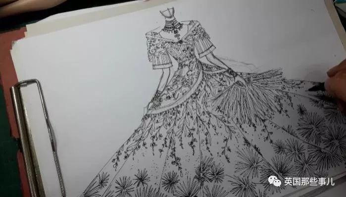 用布料给洋娃娃做衣服,手工高定时装