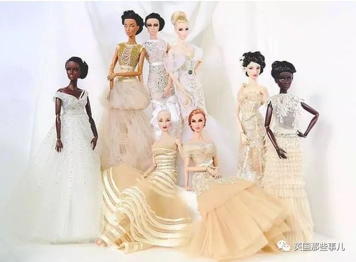 用布料给洋娃娃做衣服,手工高定时装