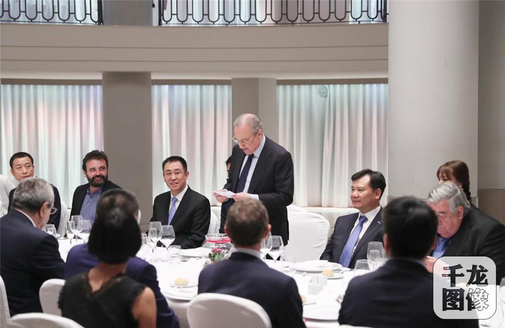 许家印赴马德里观战“恒大杯”冠军赛决赛勉励小将早日成才为国争光