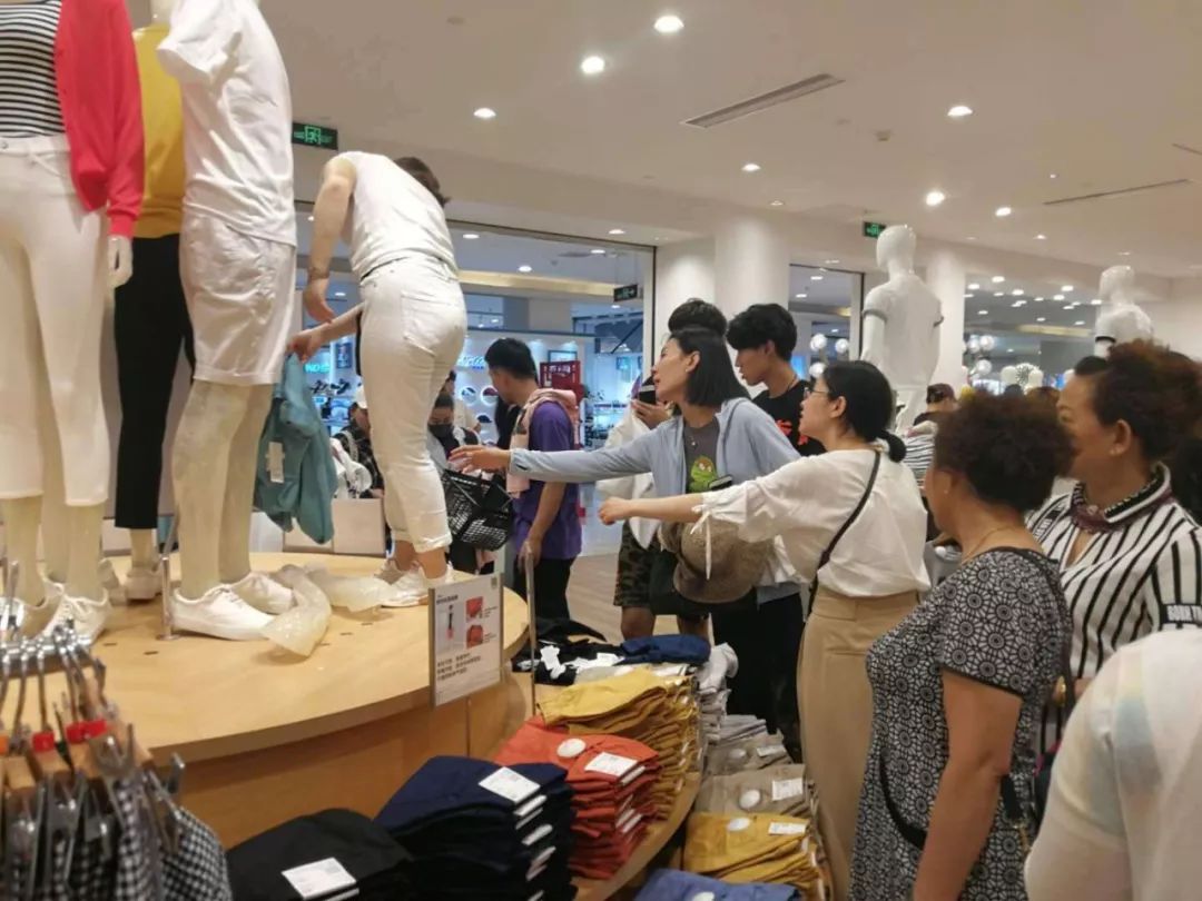 尺码都不看就疯抢,模特身上的扒走!今天一早,济南商场上演“疯抢大片”