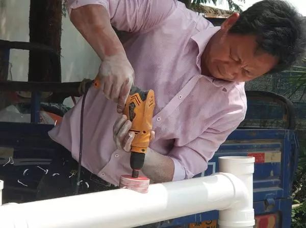 明港镇段湾小学余军：心系教育，守得云开见月明