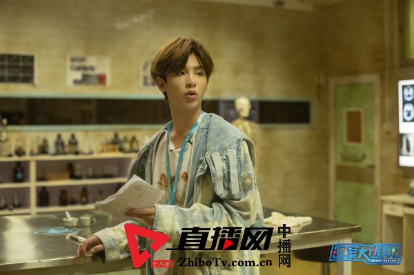 密室大逃脱杨幂爬天花板上的洞,密室大逃脱杨幂高台