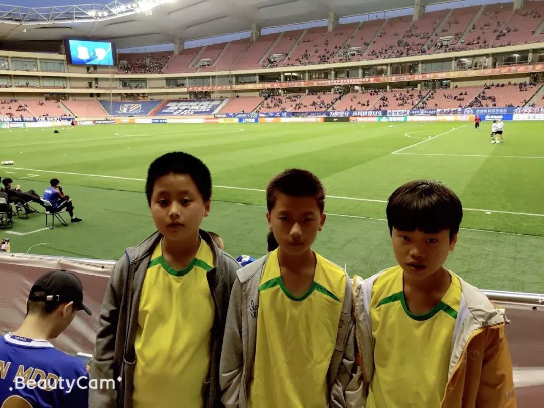 观看班级足球联赛的感受,看孩子足球比赛场外也激动
